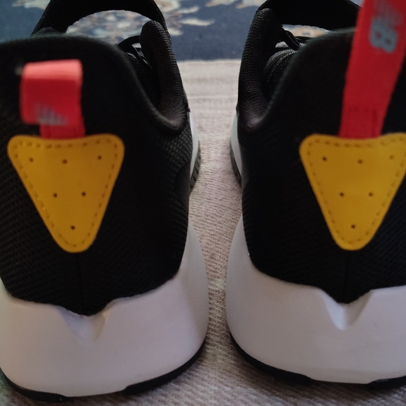 New Balance Kids Black/White Sneakers Size 5. - Picture 3 of 5